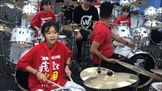 国庆节孩子们架子鼓演奏《中国人民解放军进行曲》,越听越带劲!