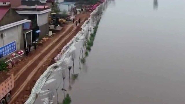 山西汾河新绛段遇40年来最大洪峰:河水漫至街道,城内积水严重