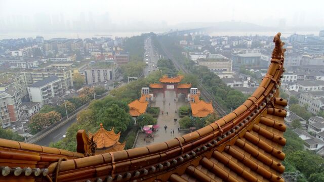 重阳节再登黄鹤楼,秋雨中感受江城的别样风韵