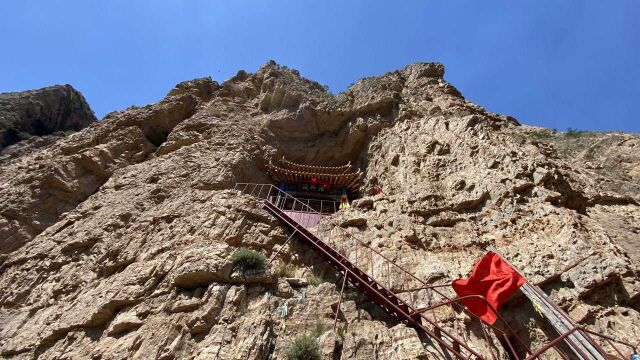 五台山悬崖上的一处悬空古寺,有一尊坐化和尚,60岁师父为何守护17年?