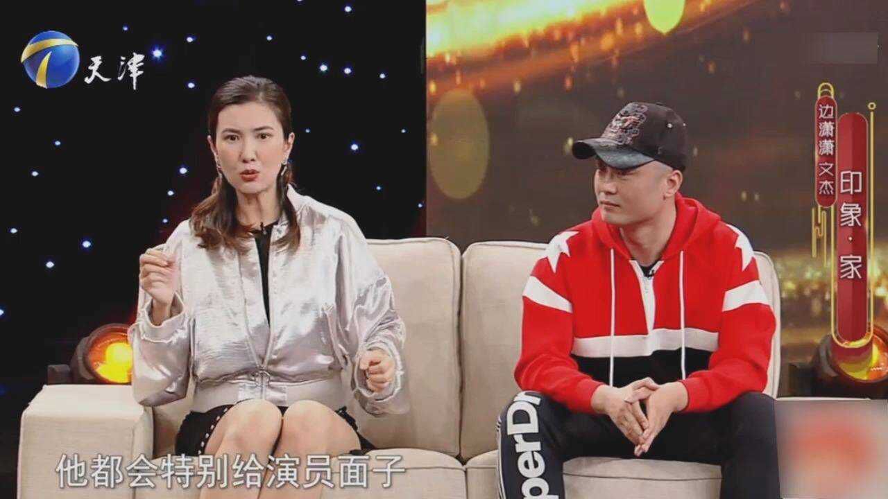 文杰携老婆边潇潇做客,讲述两人的爱情故事,很是甜蜜!