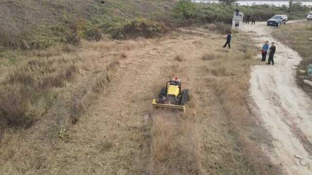 遥控护坡割草机履带小型碎草机山地丘陵智能开荒机