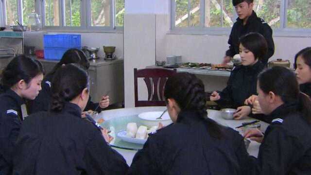 青春无季:学员不给教官面子,他人刚坐下,其余人瞬间换位#影视剪辑