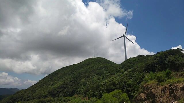 绿水青山白云与风车