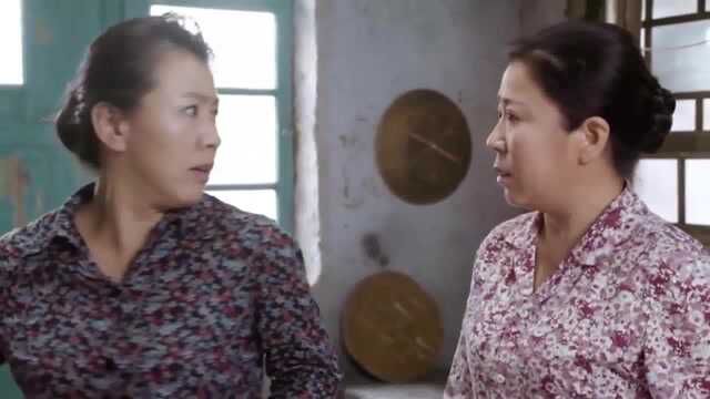 流氓惦记漂亮女教师,没想到小伙出马,上演英雄救美