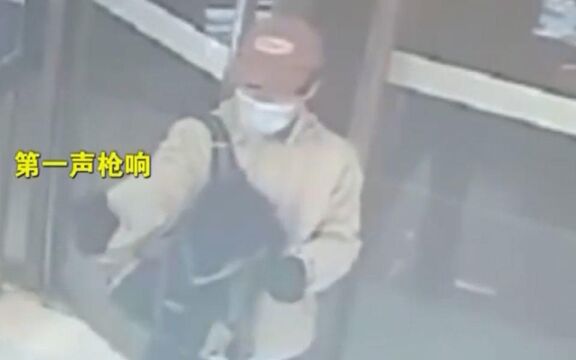 男子持枪抢劫金店,结果连开三枪都卡壳,说了句不好意思跑了