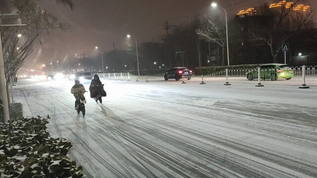 冬季雪后夜景视频:风雪夜中的城市道路交通