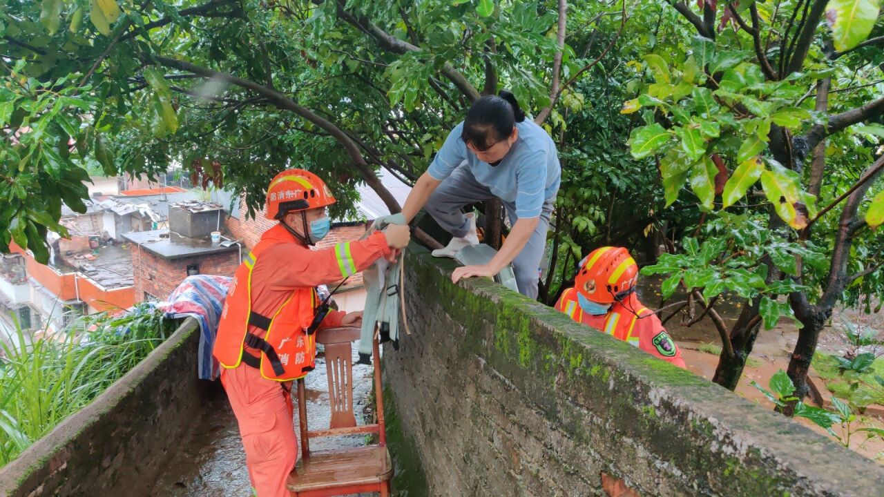 广东河源一村庄自建房门前道路塌方,消防紧急撤离3名群众