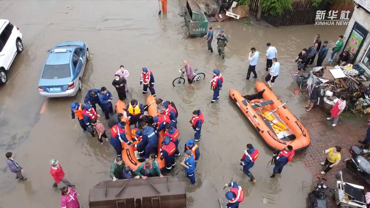 黑龙江省嫩江市遭受内涝 森林消防员紧急救援