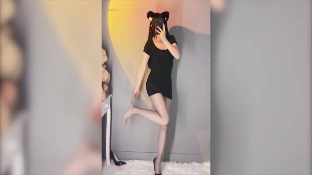 女朋友天天穿黑丝制服,网友:真的是涝的涝死,汗的汗死啊