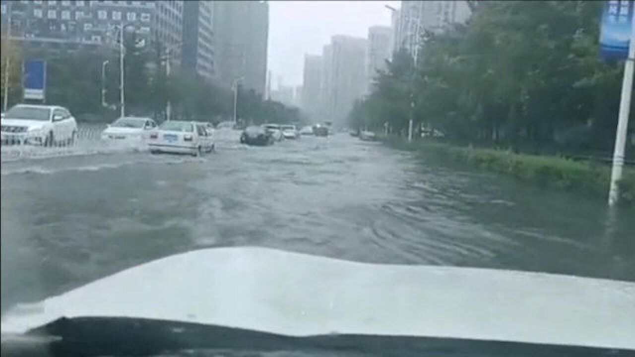 辽宁沈阳暴雨:56处路段积水封闭 非必要岗位推迟上班时间