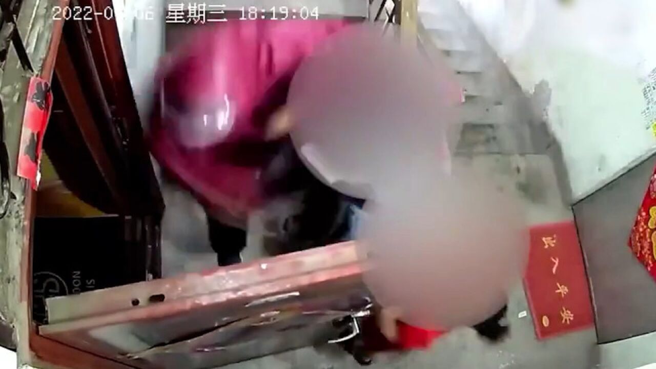 广东广宁警方回应两女子被雨衣男拖进屋:经排查并非发生在当地