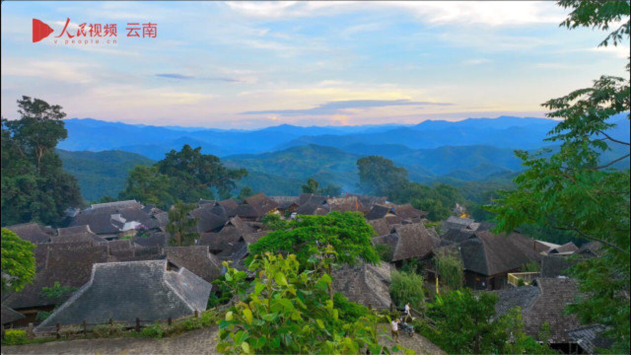 夕阳下的景迈山“千年布朗古寨”风景美如画