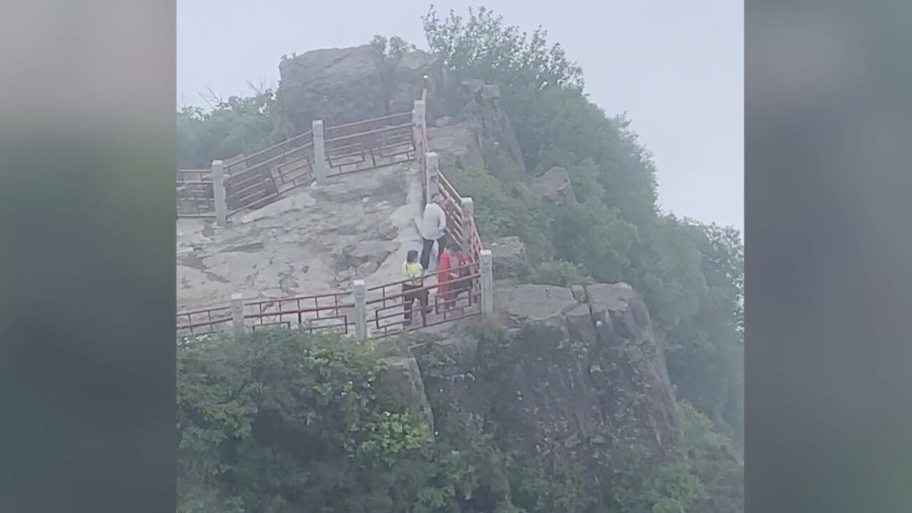 峨眉山景区回应多名老人在3000米高空扔垃圾:每个人素质不一样,发现会批评教育