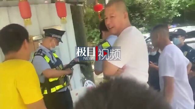 【视频】网传南宁一驾校发现“冲锋枪”,警方辟谣:是道具枪