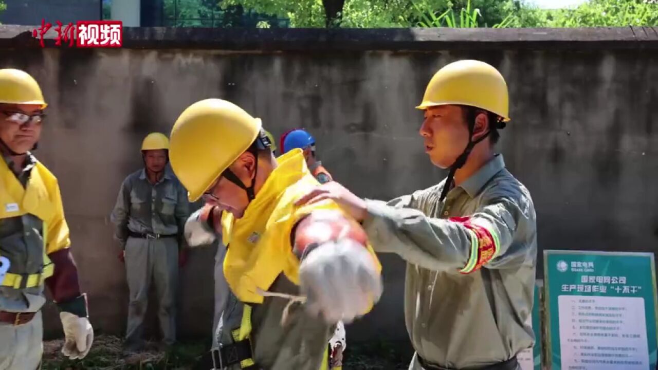 湖北遭遇持续高温电力工人带电作业坚守一线