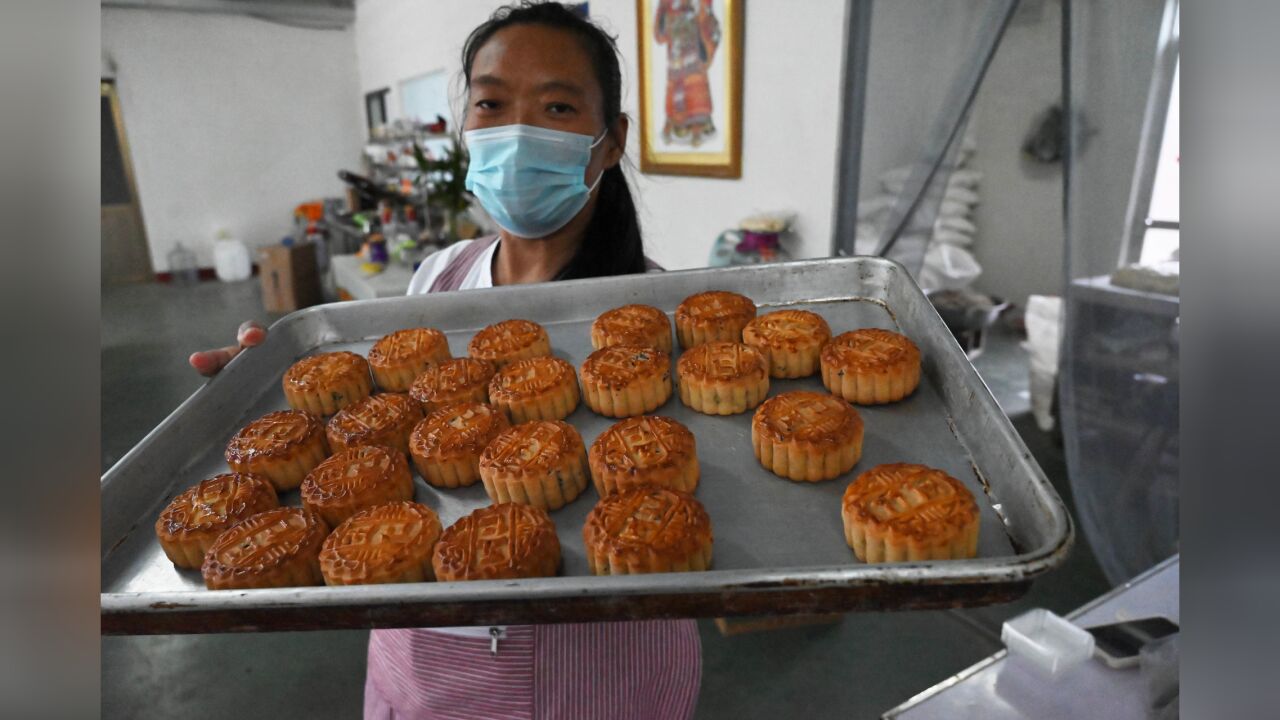 52岁大姐做月饼,五仁月饼30元1斤,用料足味道香,价格高不愁卖