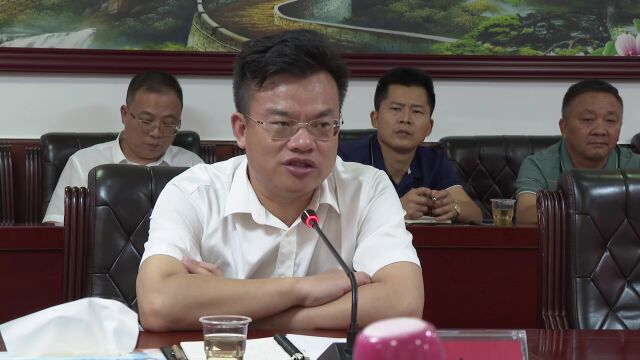 我县召开筹建周轻鼎艺术馆座谈会