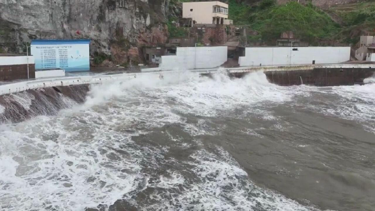 台风“梅花”逼近,航拍风浪席卷嵊泗沿岸,掀起惊涛巨浪