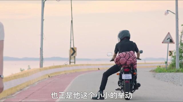 高冷校霸不经意间的一个小动作,却拯救了濒临绝望的女孩贤