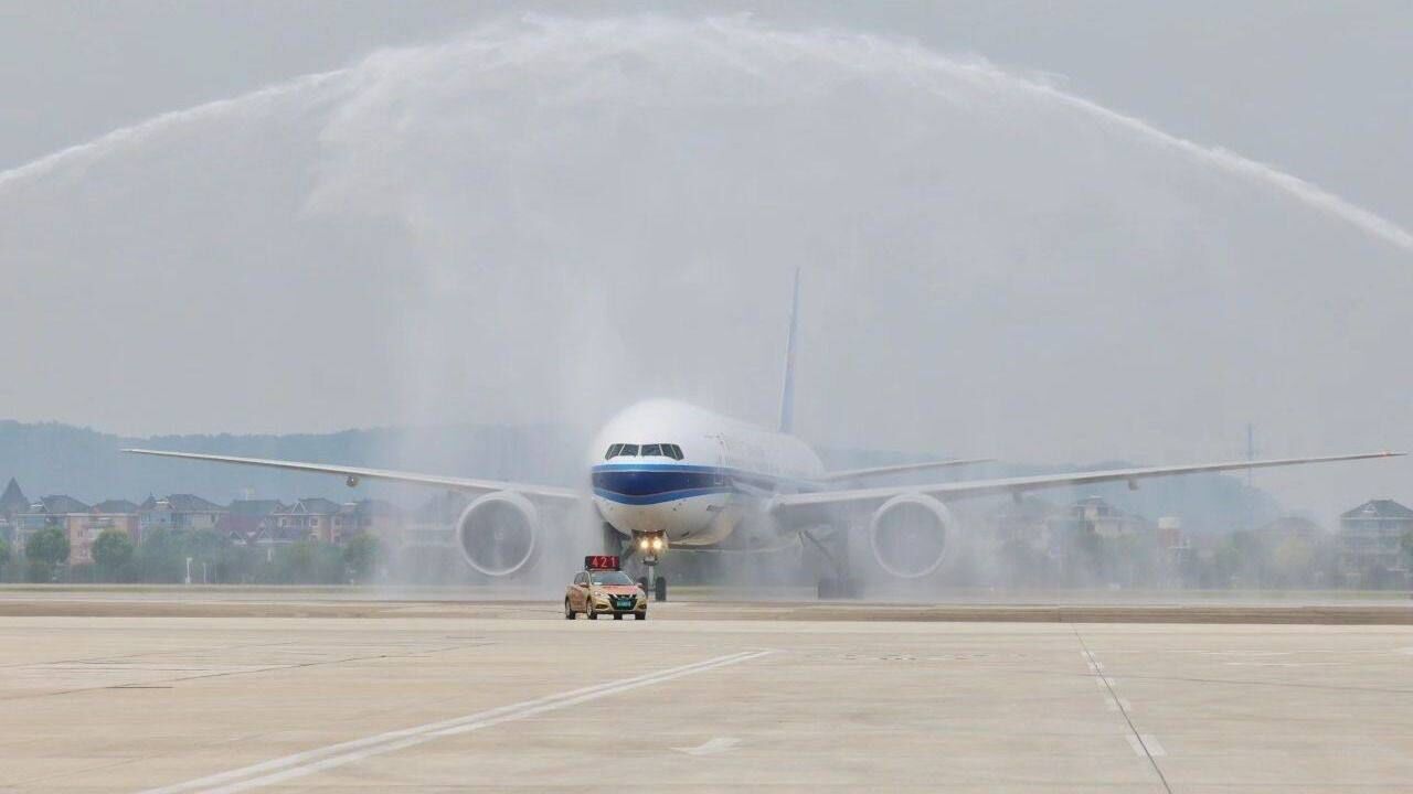 民航界最高礼遇“过水门”!杭州机场三期首个进港航班抵达