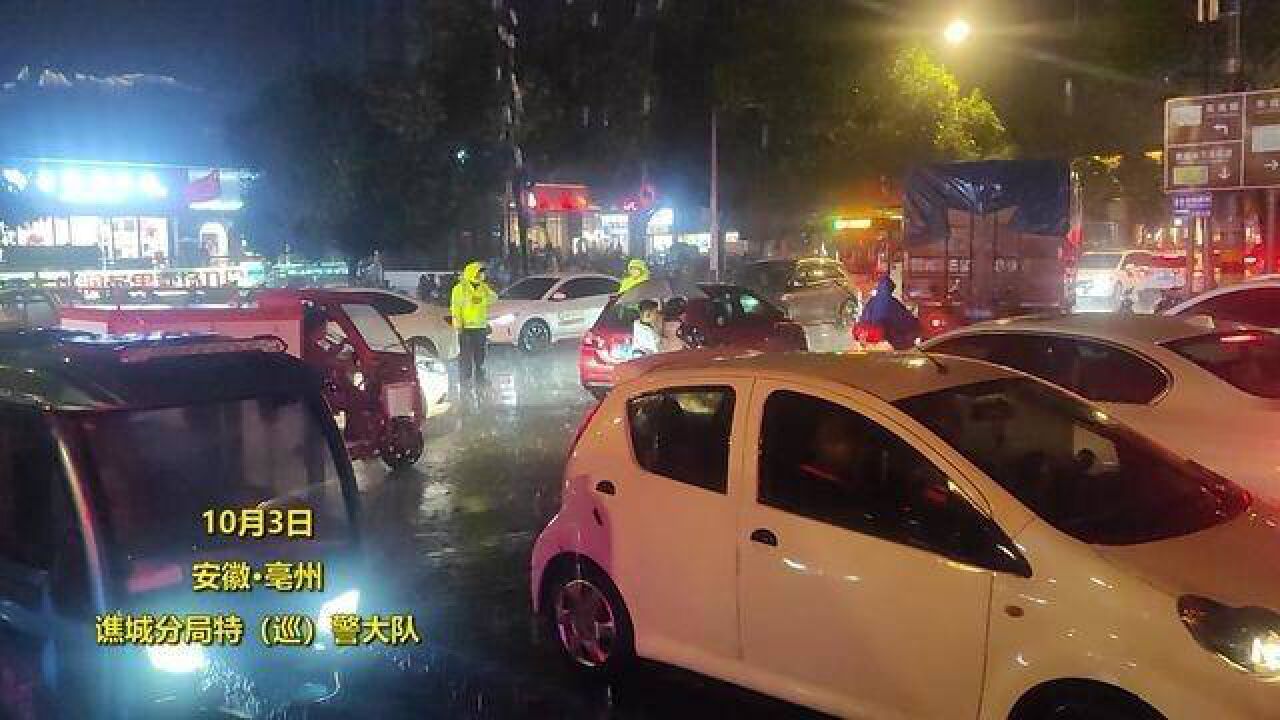 冷雨中,民警主动打开警务方舱门邀请大家进来避雨.