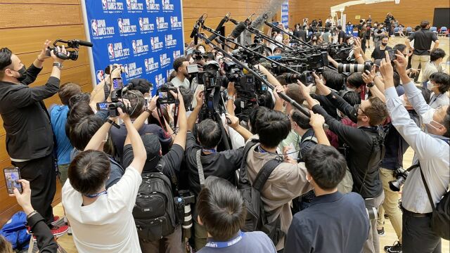 主场作战！八村塁人气丝毫不输库里，库里与比尔亲切交谈