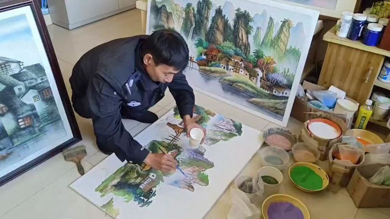 长沙保安大叔爱上艺术创作:用沙子树枝作画记录城市发展