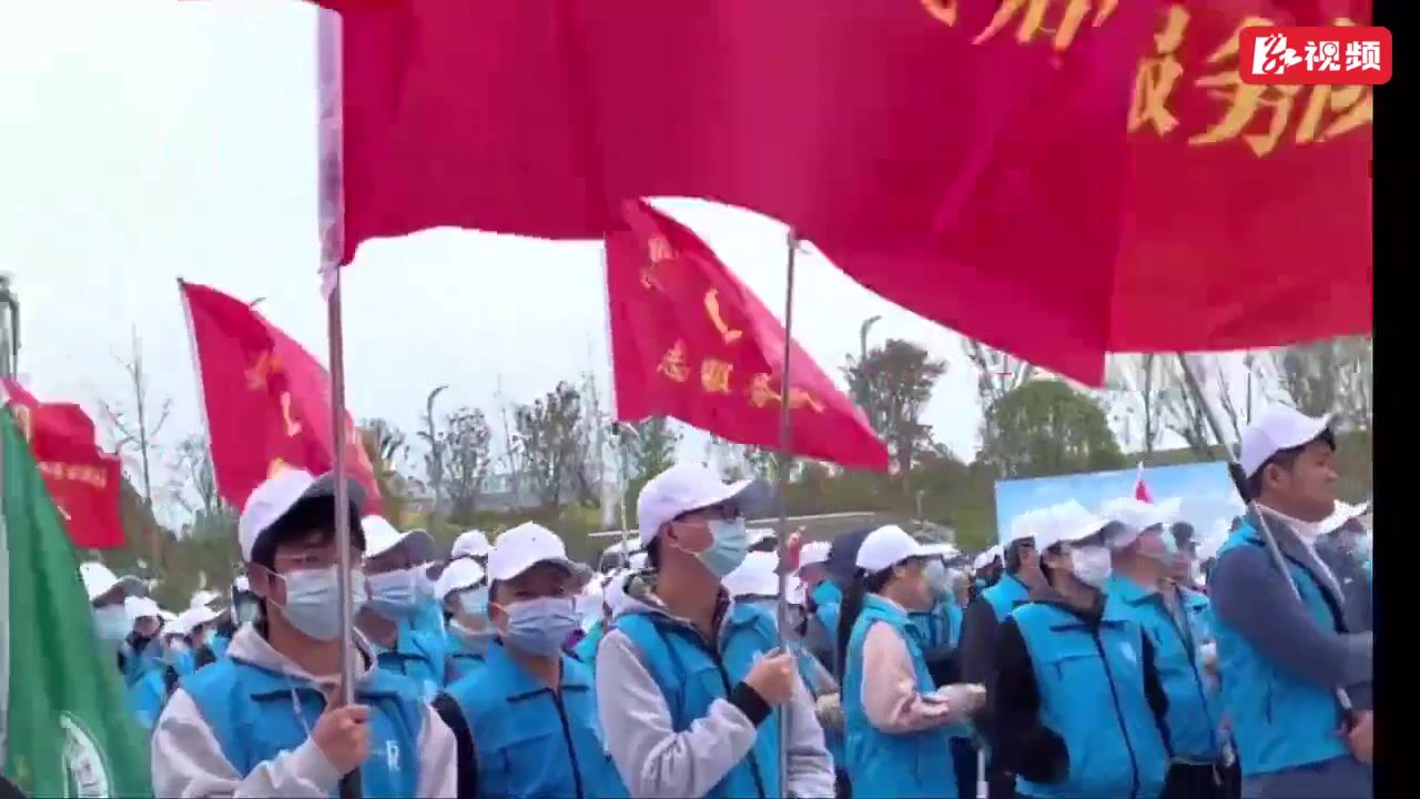 志愿蓝守护江水碧 岳阳市生态环境局志愿队参加“净滩行动”