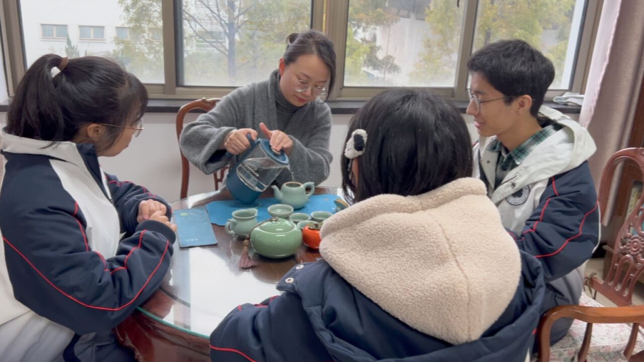 浙江高中老师连续三年为学生泡茶,借茶之韵味与语文学习结合