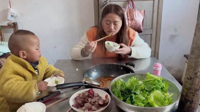 今天分享一个包谷饭的做法,包谷饭配拉肉豆米火锅太安逸了,简直巴氏不得摆,以前吃不惯包谷饭满嘴跑,吃不下去,现在习惯了