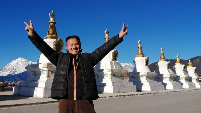 白马雪山景区,雾浓顶上,十三白塔迎接世界各地来宾