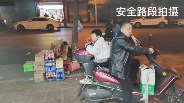 锦鸿大晚上到店给姐姐拿吃的.一包火鸡面搭香肠.这个弟弟没白疼