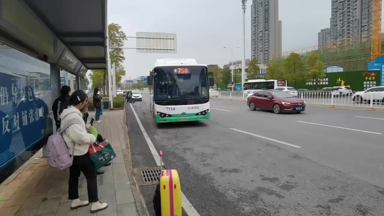 高校陆续开学,公交车次增加运力