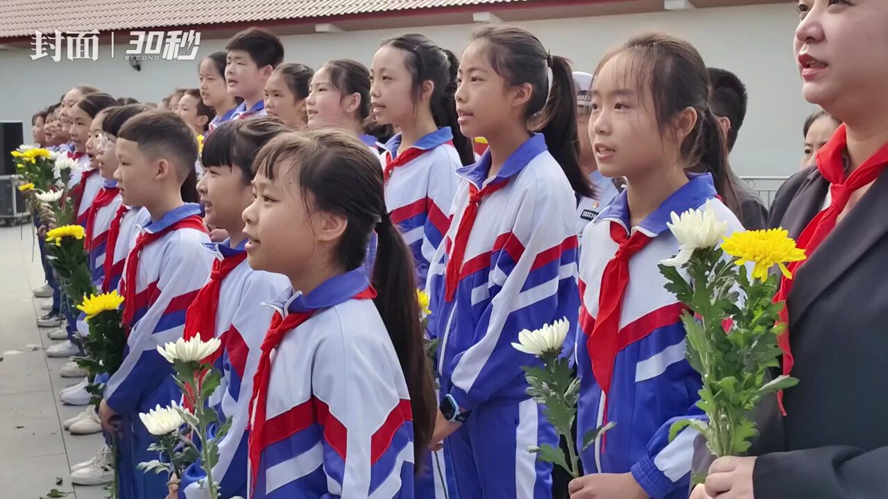 传承红色基因 革命老区四川内江东兴区向人民英雄敬献花篮