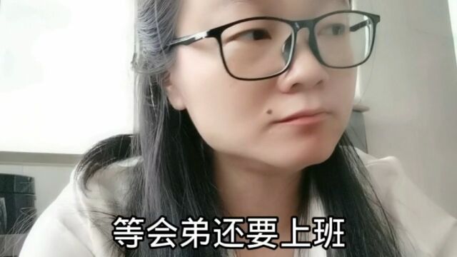 第一次炖药材鸡,还不错,没香味,宝爸说是清补,一人先喝2碗汤