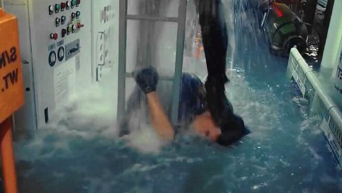 海关战线：谢霆锋被张学友一脚踹进水里！竟是临场发挥，演技炸裂