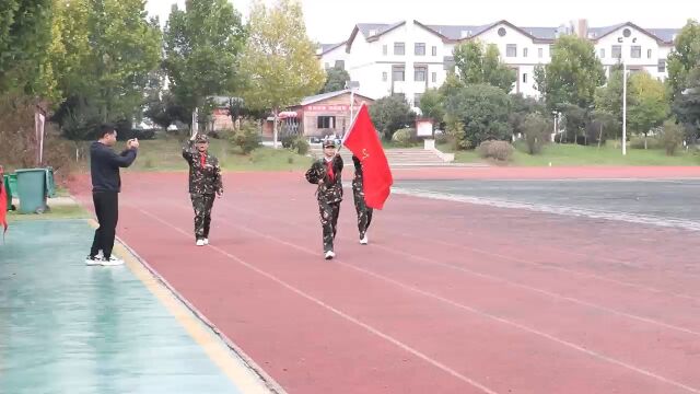 荆门市楚天学校七年级建队仪式出旗