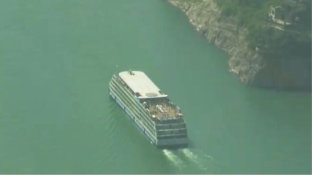 重庆:登三峡之巅观瞿塘美景,游客流连忘返