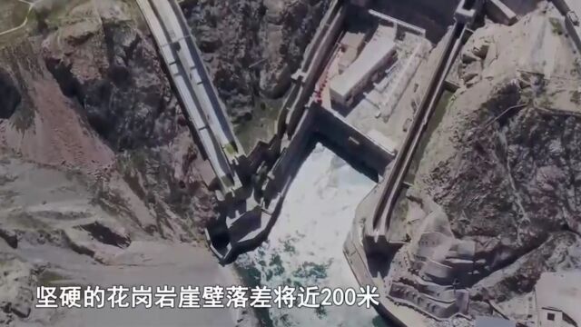 地处黄河上游大峡谷腹地的龙羊峡水库,位于青海省海南藏族自治州共和县境内,掩映于雪域高原无垠的重山之中