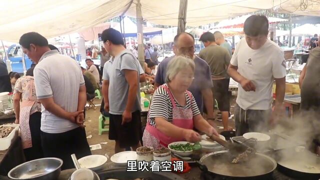 大娘酷暑卖羊肉汤,生意火爆顾客边吃边擦汗,20元一碗满满都是肉