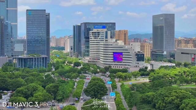 “还记得那个夏天微风吹过的一瞬间”喜欢夏日,喜欢属于夏天才有的云彩.#城市风景一角 #台州 #蓝天白云晴空万里 #我的城市