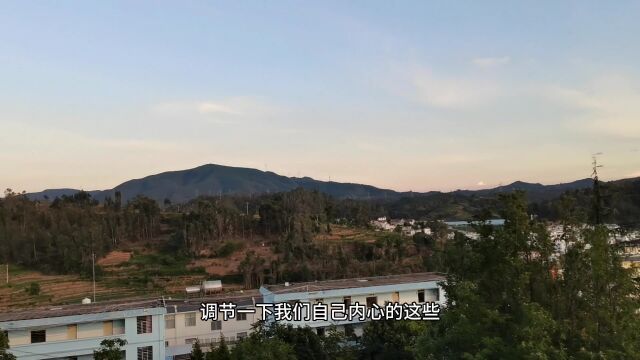 晚饭后,散步,田间地头走一走,再回到学校.