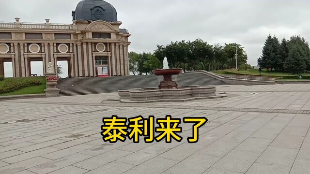 受台风泰利影响,哈尔滨多日强降雨,低洼处车辆被淹.