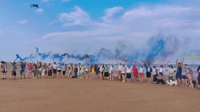 这个夏天,总要带狗狗去一次海边吧!#夏天就要去海边 #济南狗狗旅行团 #济南精灵派宠游团