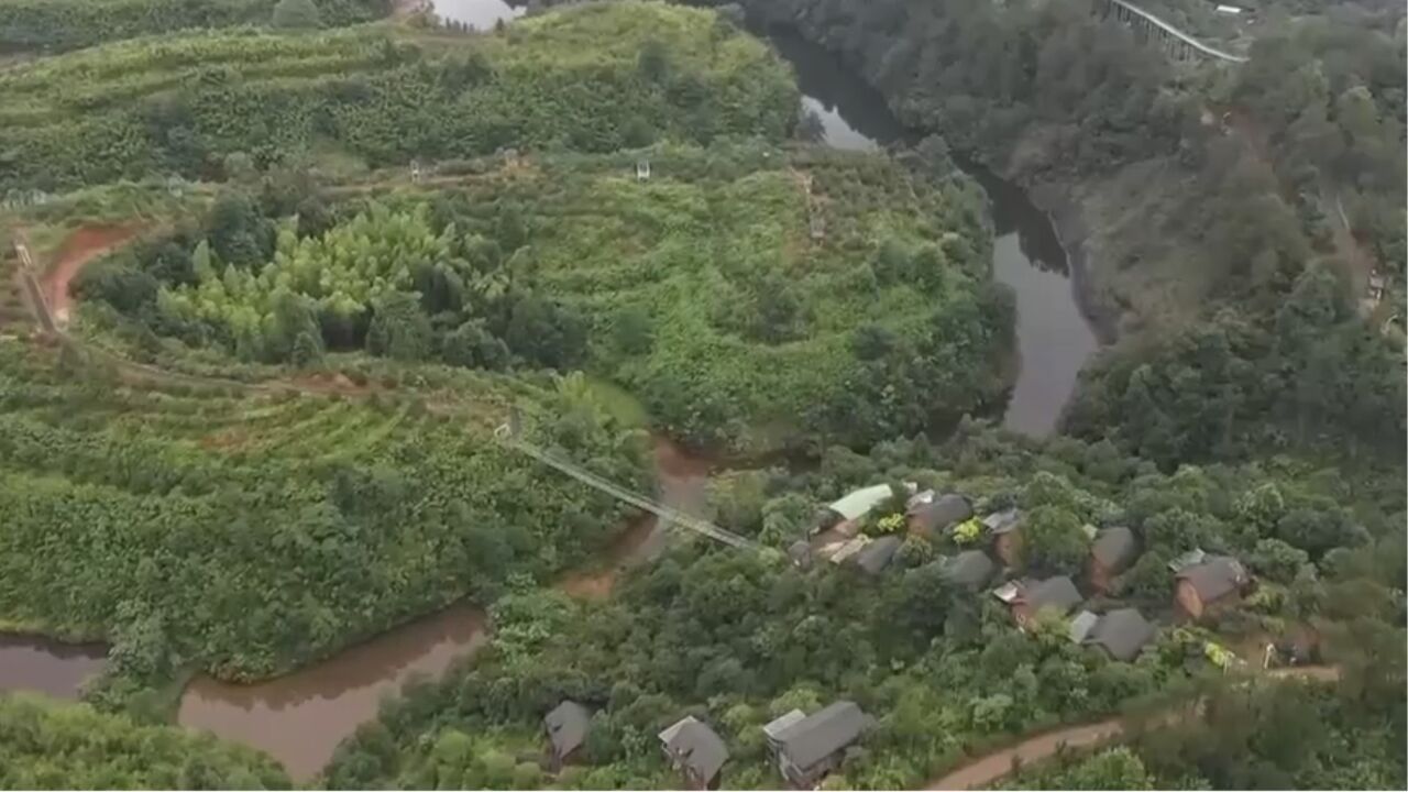 为了留住游客,他打造吃住游购娱为一体的景区,让游客深度感受大自然的气息