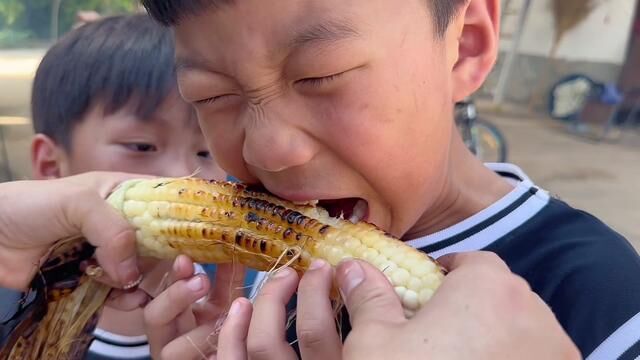 兵嫂怀孕没食欲,小兵给媳妇烧玉米吃,喊弟媳妇来吃被夸赞太好吃