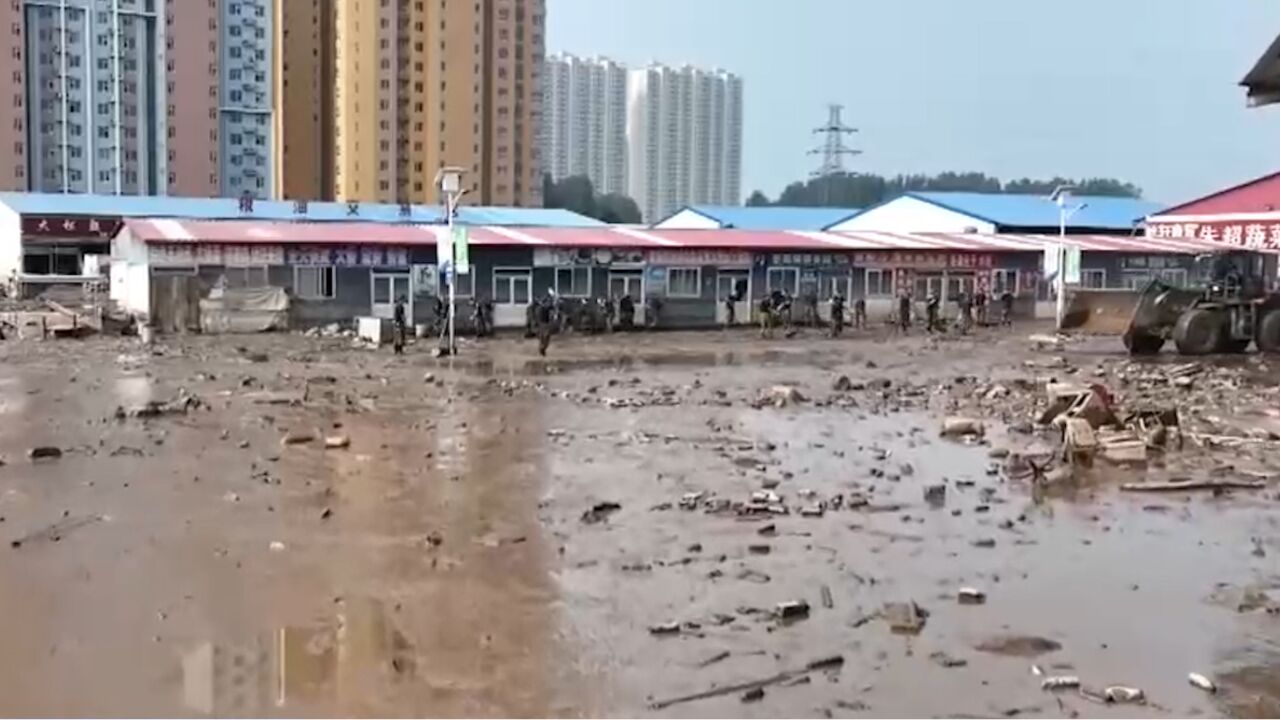 京津冀防汛救灾,河北涿州新发地大石桥批发市场正加紧清淤