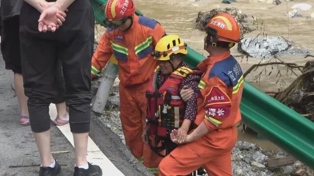 暴雨袭击湖北神农架林区,消防成功转移53名被困群众