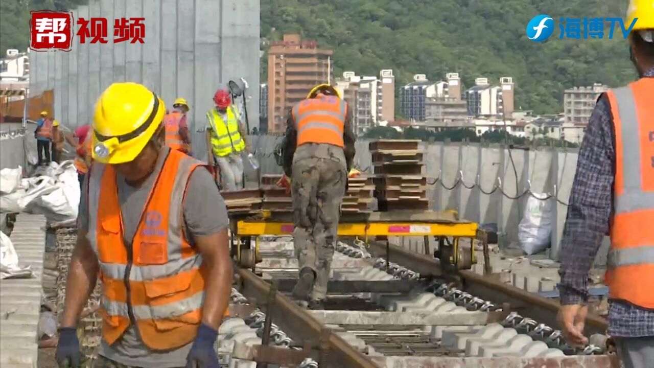 高温下的工作者:地铁建设者用汗水浇筑城市“动脉”